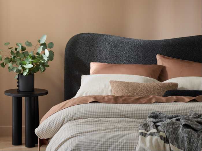 Cove Boucle Queen Bed | Black Boucle Fabric