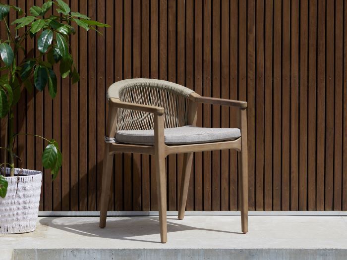 Outdoor dining seats clearance